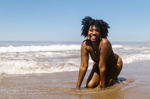 Fotos de stock gratuitas de cabello afro, costa, disparo completo