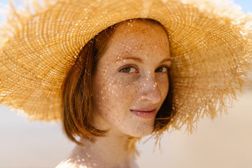Fotobanka s bezplatnými fotkami na tému blondína, klobúk proti slnku, krásna