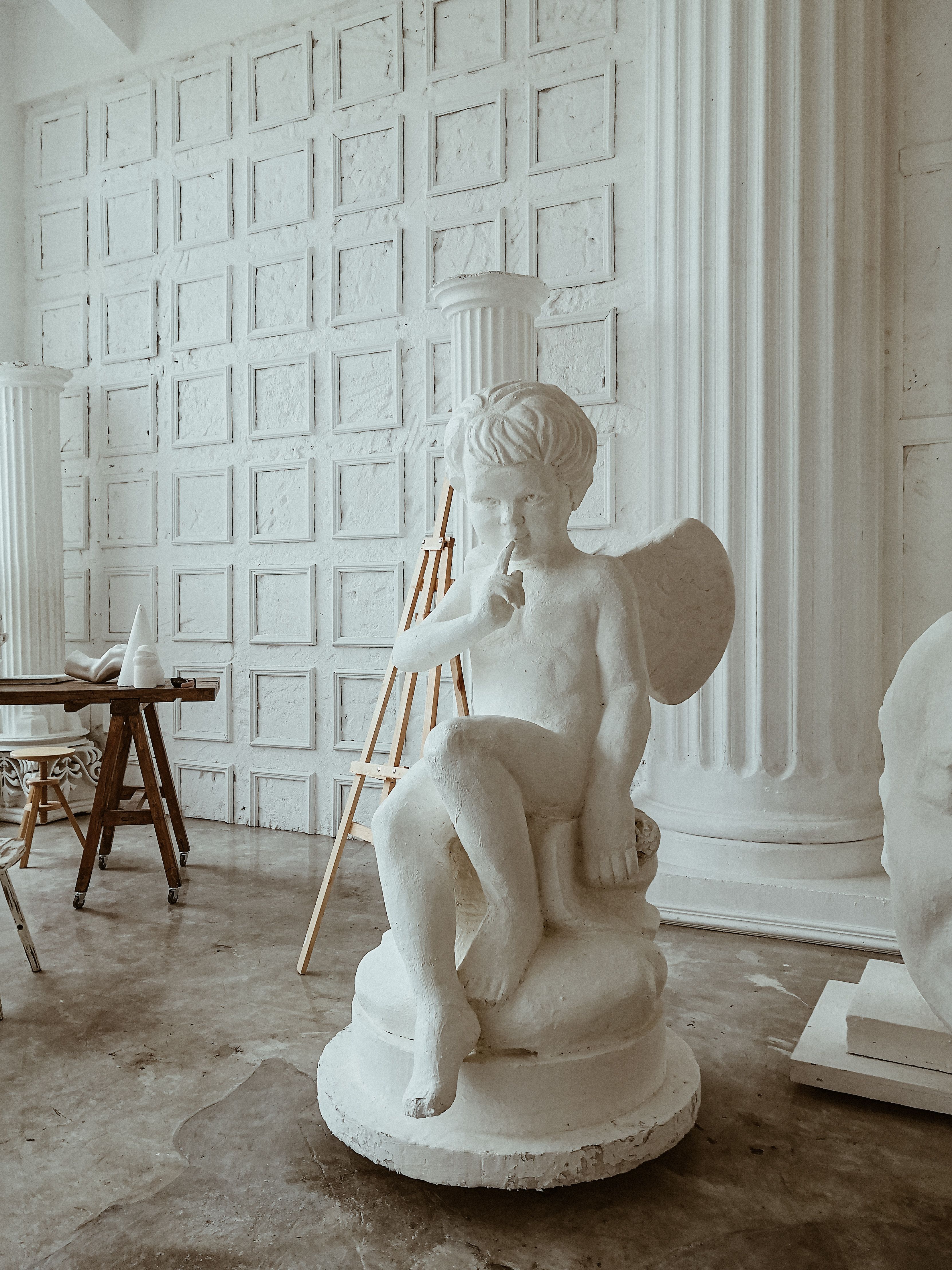 Statue of a White Angel · Free Stock Photo