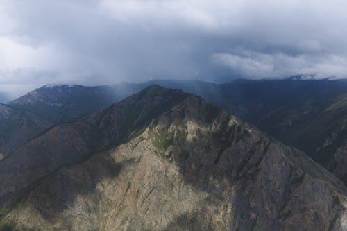 Základová fotografie zdarma na téma horské vrcholy, krajina, mraky