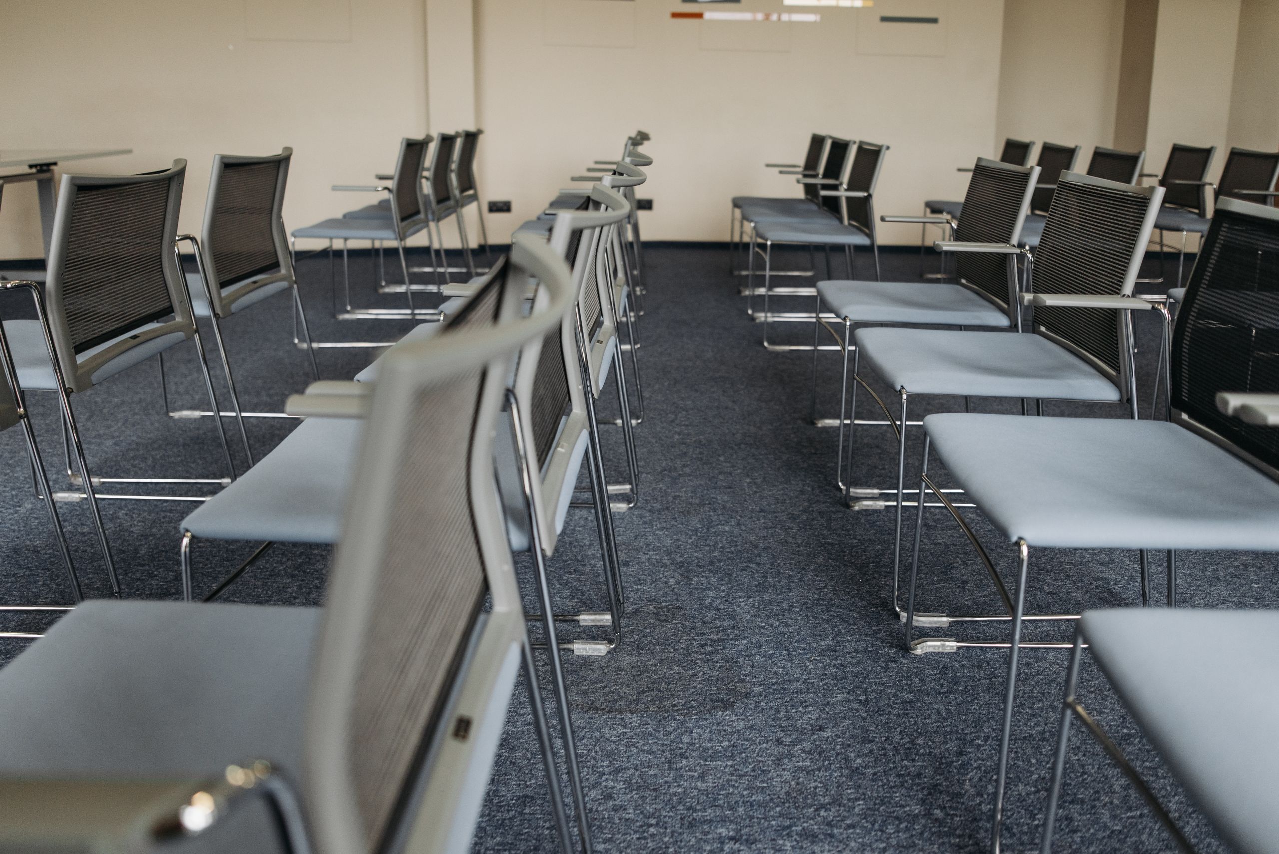 قاعة تدريب بأرضية بلاط موكيت