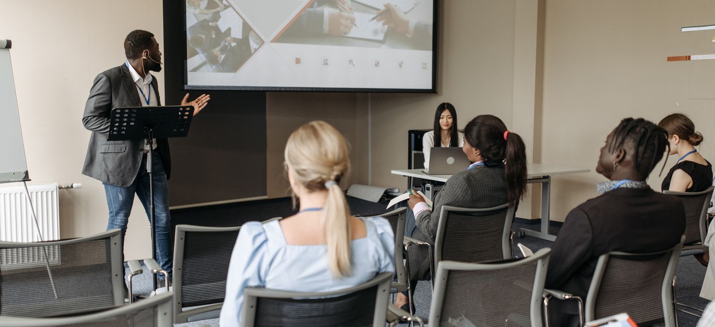 Corso di formazione in aula con un docente
