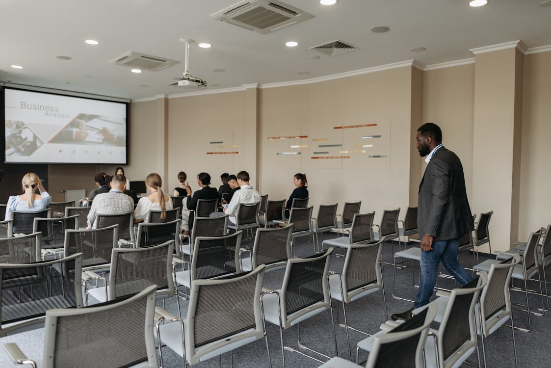 Équipe d'experts-comptables analysant des données financières pour une PME africaine