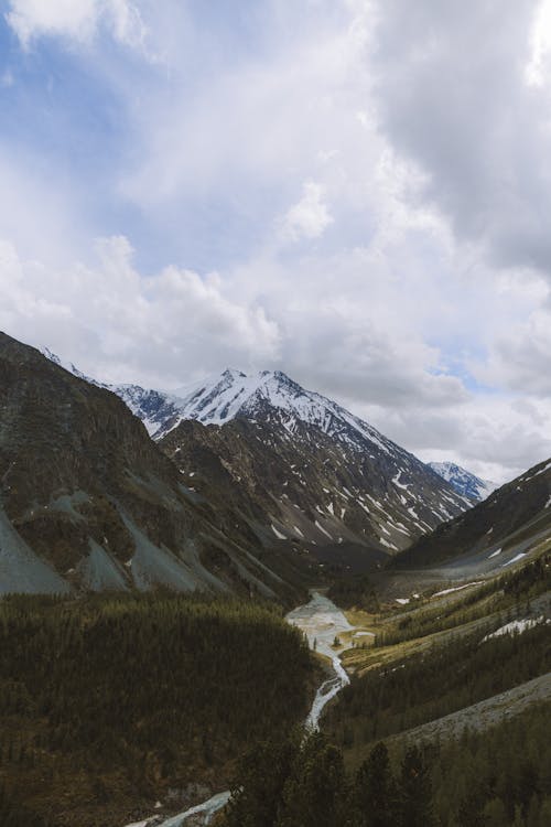 бесплатная Бесплатное стоковое фото с вертикальный выстрел, вид сверху, горы Стоковое фото