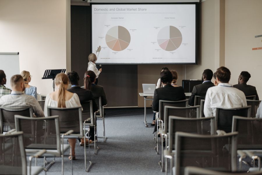 Teilnehmende bei einem Weiterbildungs-Seminar