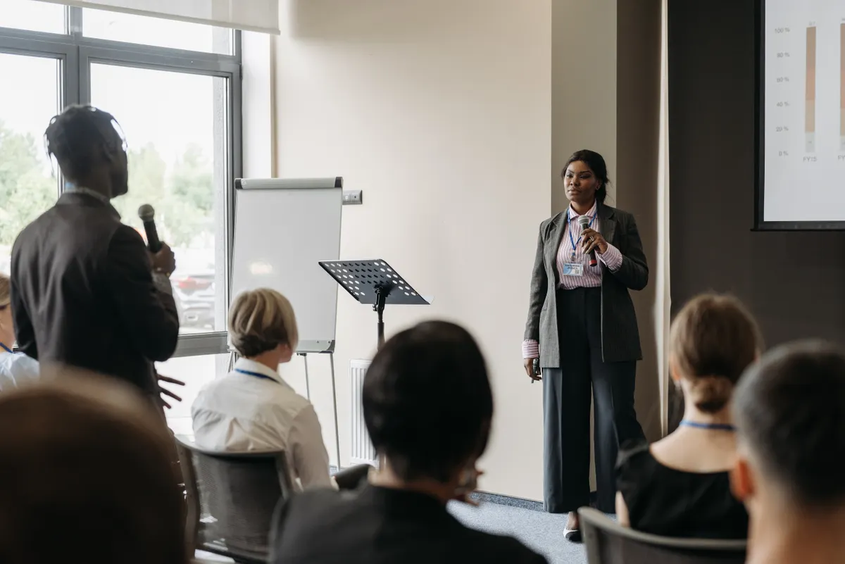 Qual é a diferença entre workshop e palestra?
