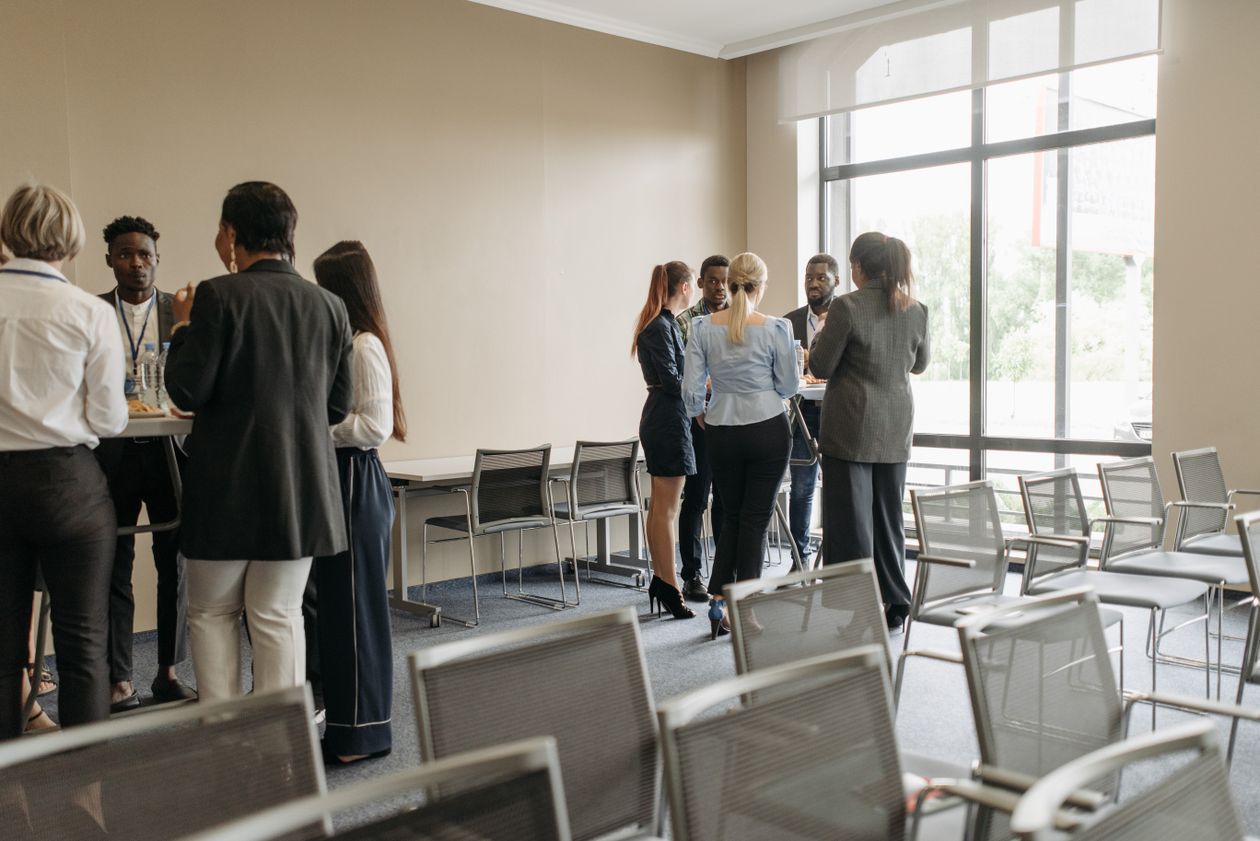 LinkedIn Untuk Bisnis B2B: Kepercayaan Sebelum Jualan Para profesional berjejaring di acara bisnis, membangun kepercayaan B2B seperti di LinkedIn