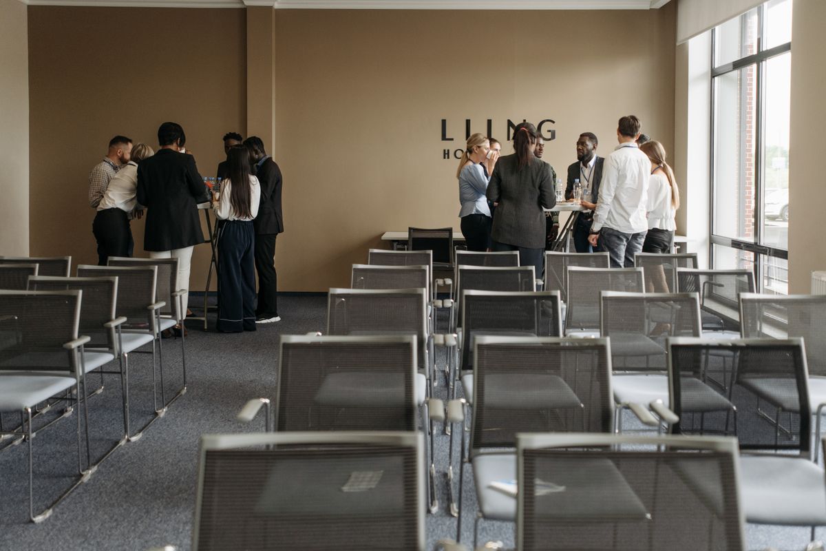 Sala colmada escuchando ponencia sobre mala praxis