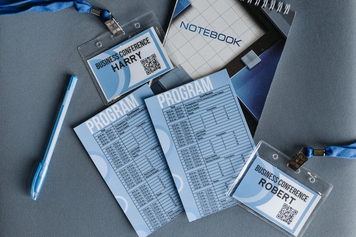 Acreditaciones y material impreso de un evento sobre una mesa