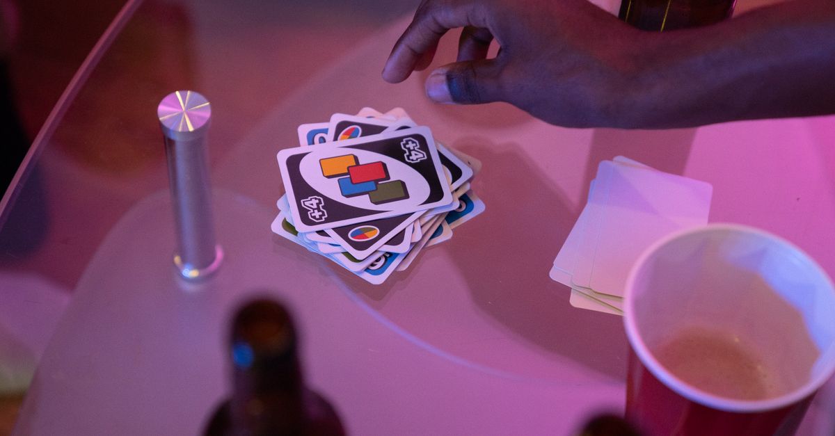 Les règles fondamentales du jeu de société Uno