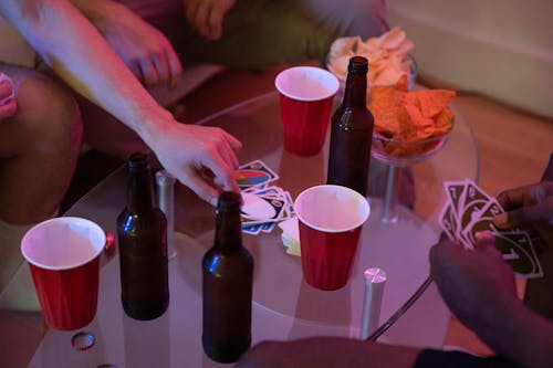 Free Gratis stockfoto met bierflesjes, glazen tafel, handen Stock Photo
