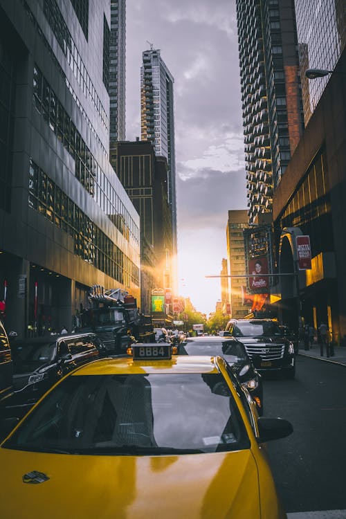 Foto De Automóviles En Carreteras Asfaltadas Cerca De Edificios