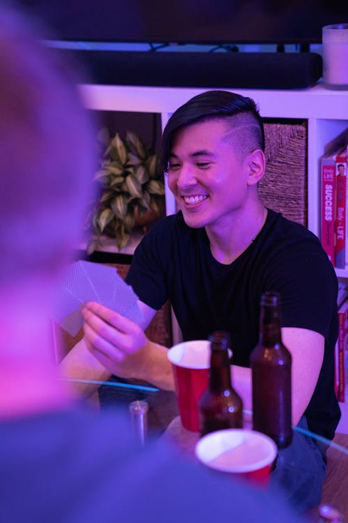 Kostenloses Stock Foto zu asiatischer mann, bierflaschen, drinnen