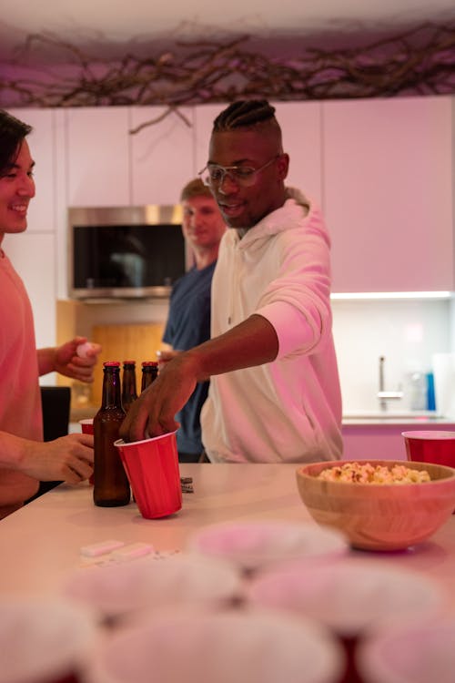 Ingyenes stockfotó afro-amerikai férfi, alkoholos palackok, fehér kapucnis pulóver témában