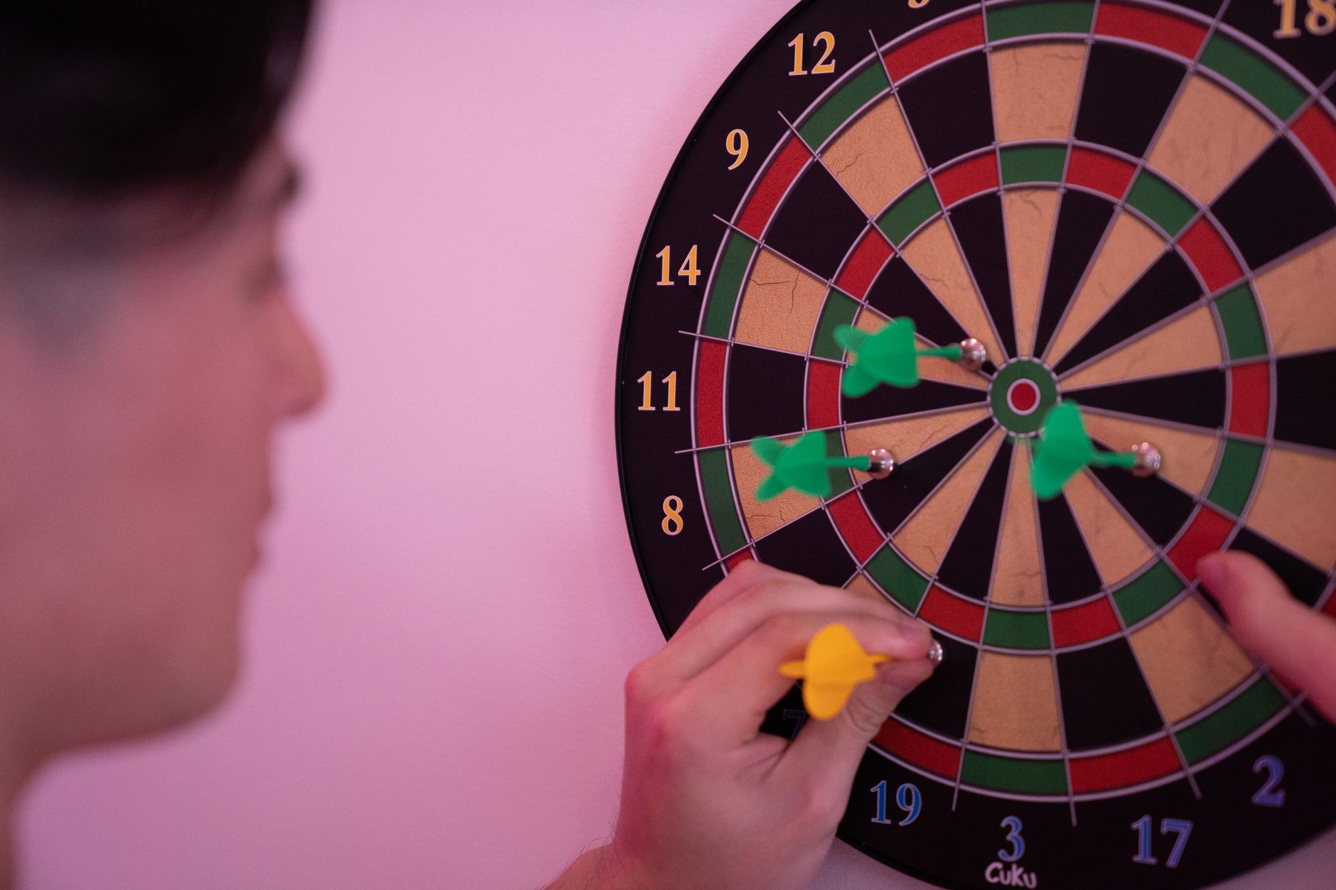 Luke Littler dart oynarken