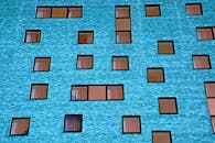 建筑立面的抽象视图，带有蓝色砖和窗户