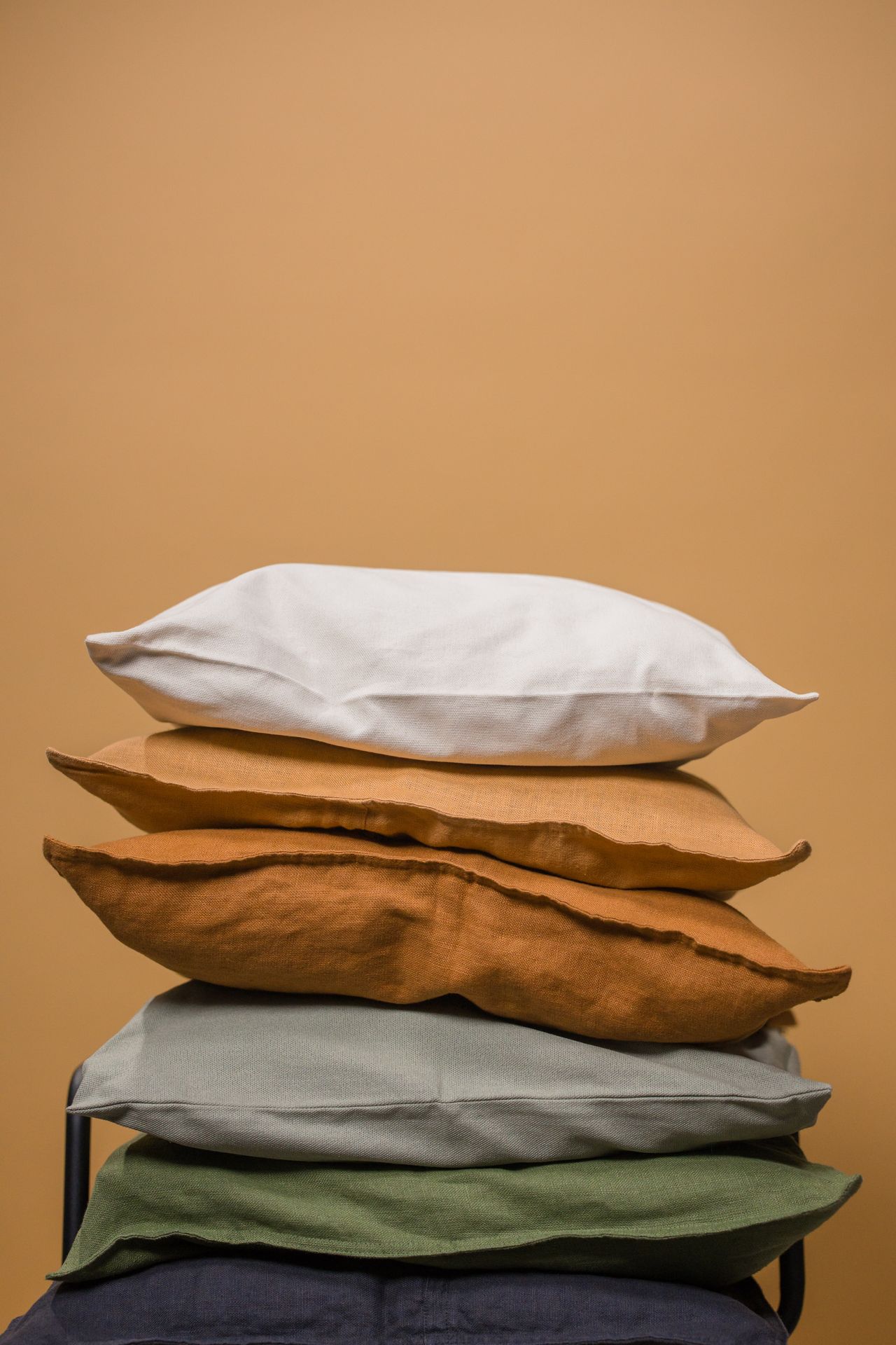 boho-terracotta-cushions Terracotta cushions on a bedroom bed