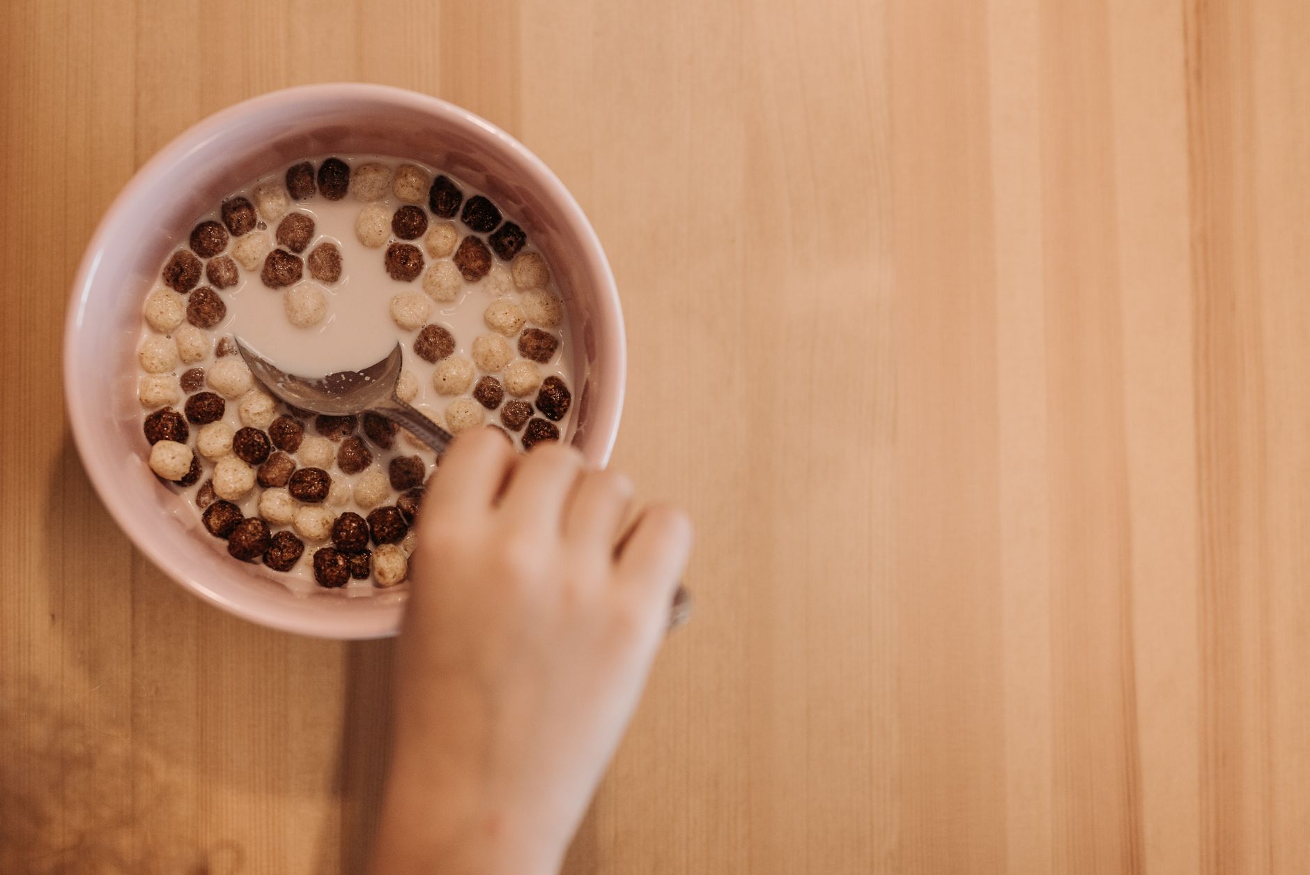 Caja de cereales de chocolate con personajes de Pokémon en el lineal de un supermercado