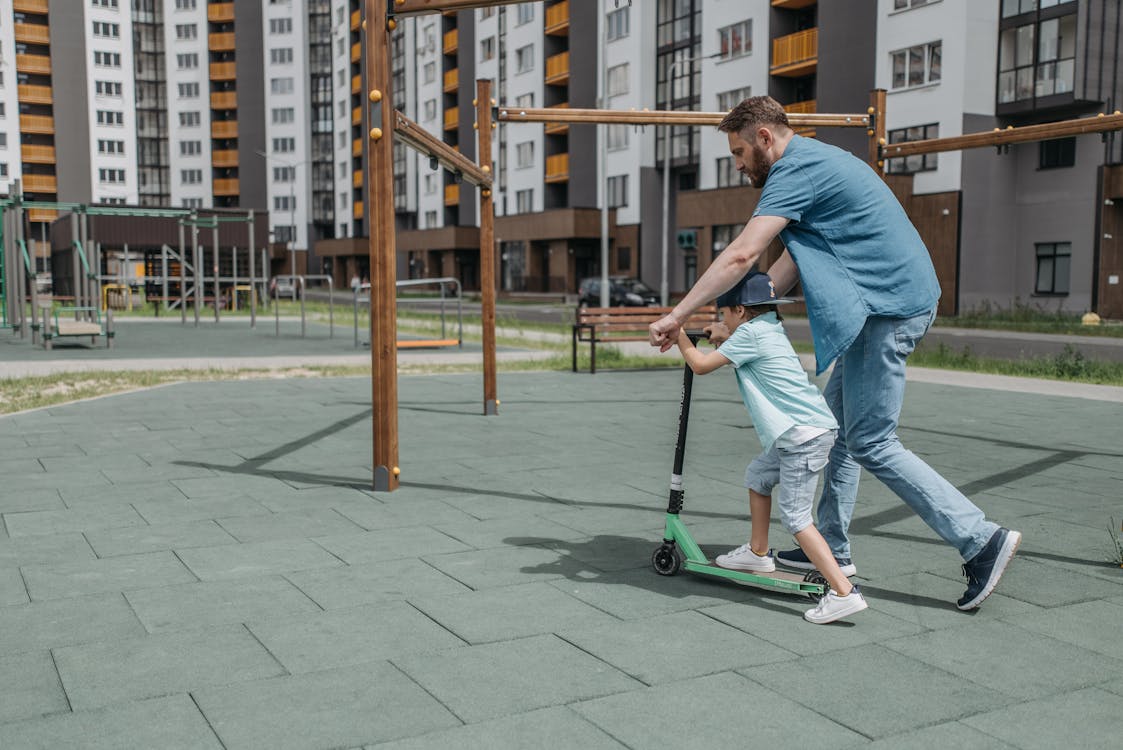 Phụ huynh cần đồng hành và quan sát bé kỹ càng trong quá trình tập xe, đồng thời sửa cho bé các lỗi căn bản