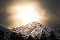 白雪皑皑的山峰被引人注目的冬季日出照亮，令人惊叹