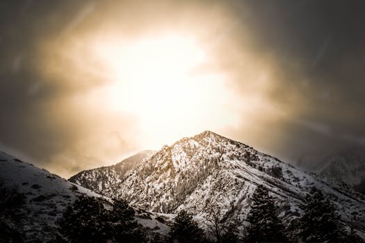 白雪皑皑的山峰被引人注目的冬季日出照亮，令人惊叹