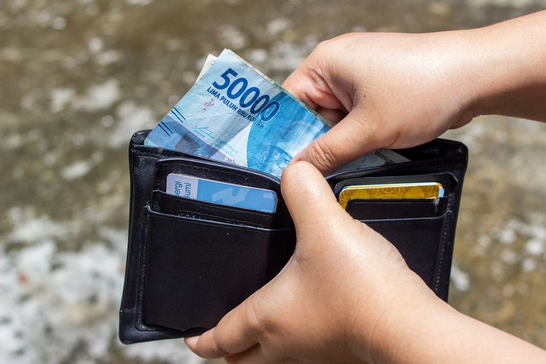 Subsidi Gaji Pekerja 2021, Ini Syarat dan Nominalnya 20 Euro Bill on Black Leather Wallet