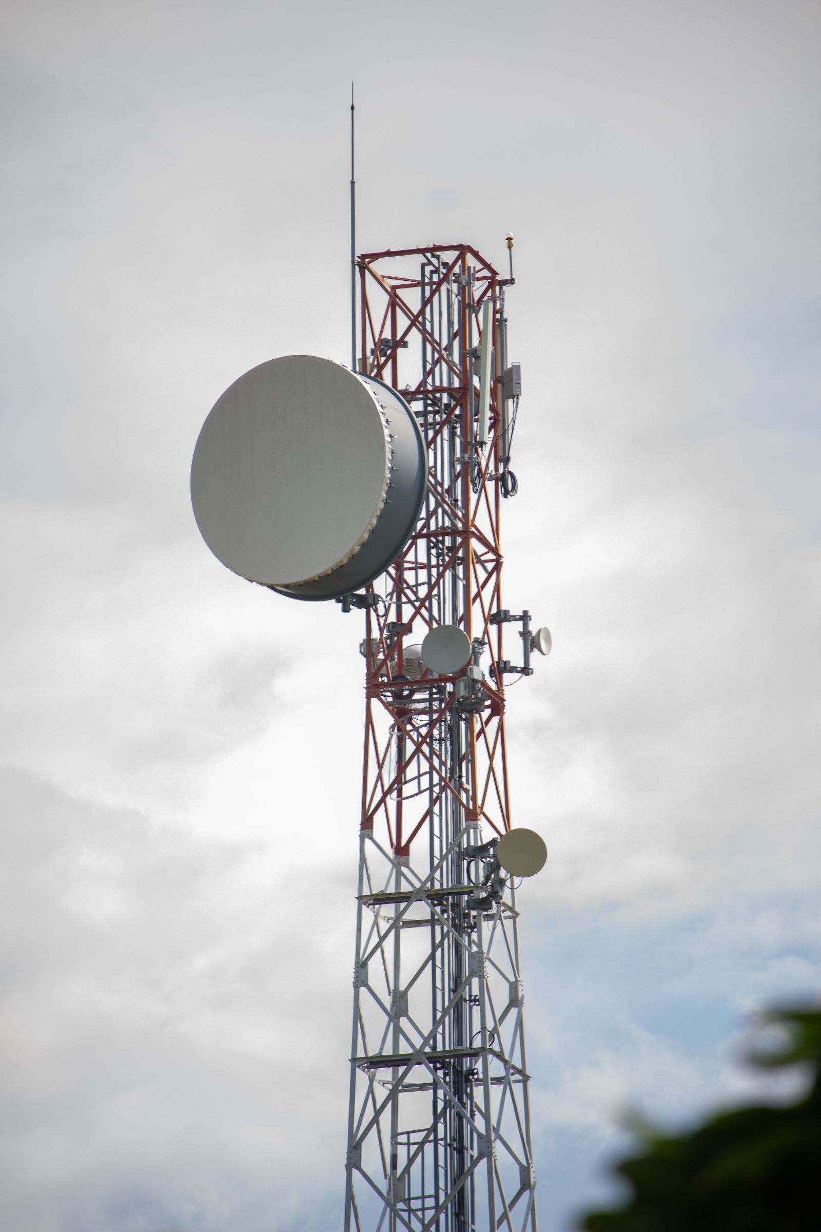 Torre con antenne e parabole per le telecomunicazioni