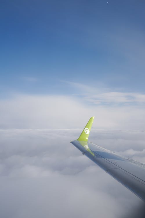 Immagine gratuita di aeroplano, ala di aereo, cielo azzurro