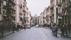 卡塔尼亚历史悠久的街道上，充满活力的城市场景展示了建筑与日常生活