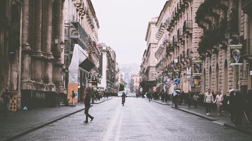 L'homme Marche Sur La Route