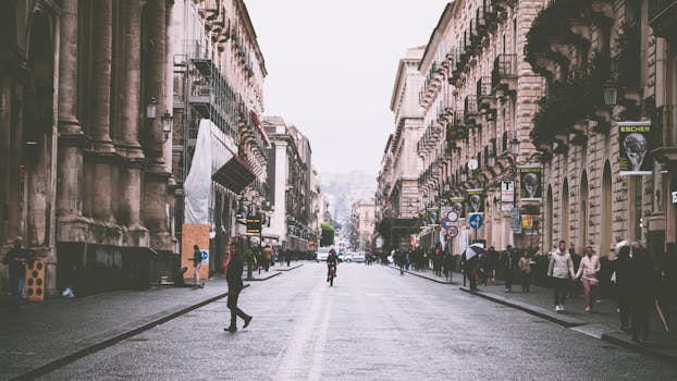充满活力的街景，展现了欧洲的人物、历史建筑和城市生活