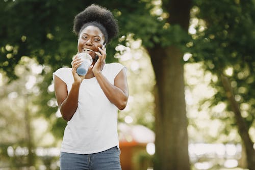 Foto profissional grátis de afro-americano, alegre, ao ar livre