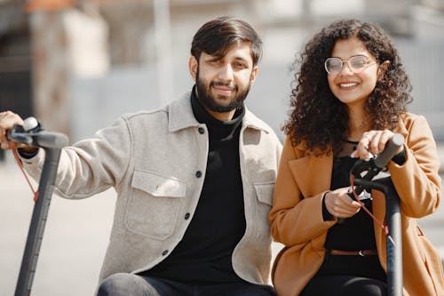 Foto profissional grátis de alegre, casal, holding