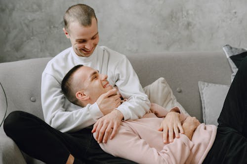 Základová fotografie zdarma na téma gauč, gay-h, homosexuální pár