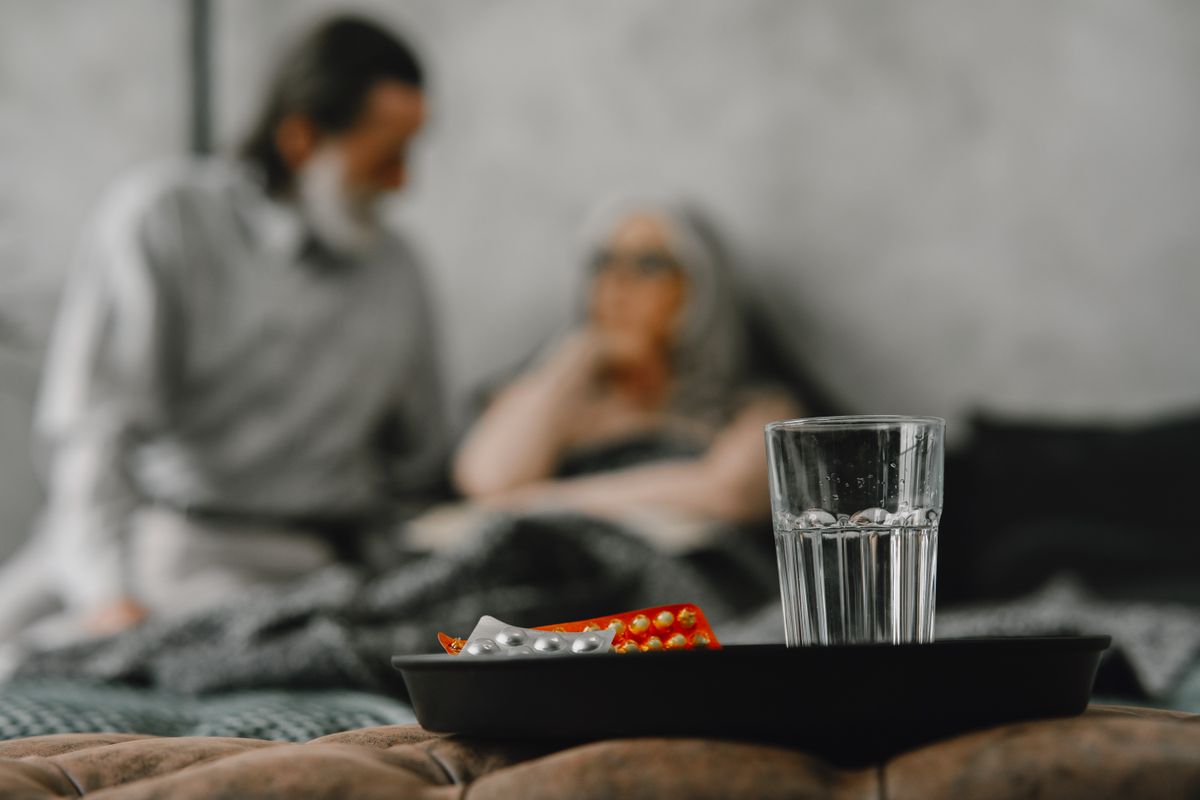 Pareja mayor revisando medicación en casa — preparación de kit de emergencia adaptado a personas dependientes