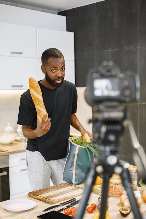 Gratis lagerfoto af afroamerikansk, baguette, blogger