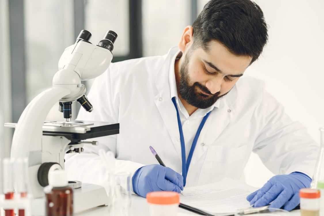 Znanstvenik u laboratoriju bilježi rezultate analize uzoraka