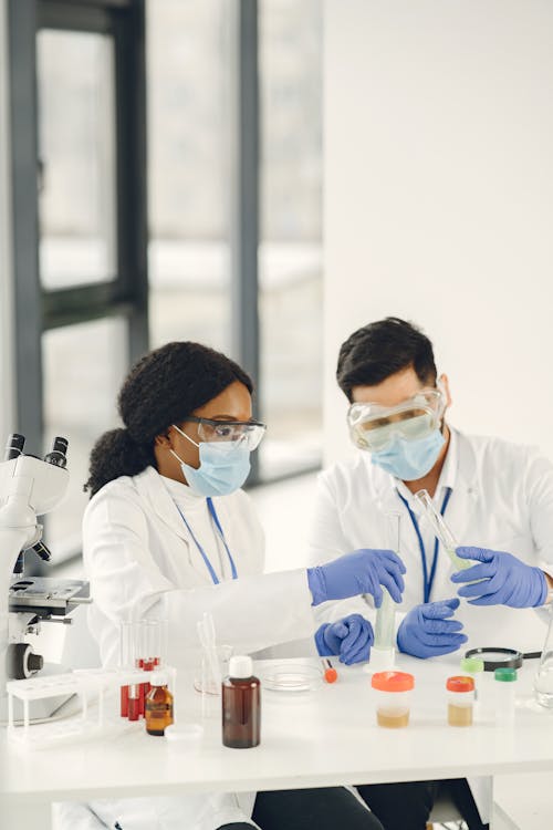 Fotos de stock gratuitas de adentro, análisis, bata de laboratorio