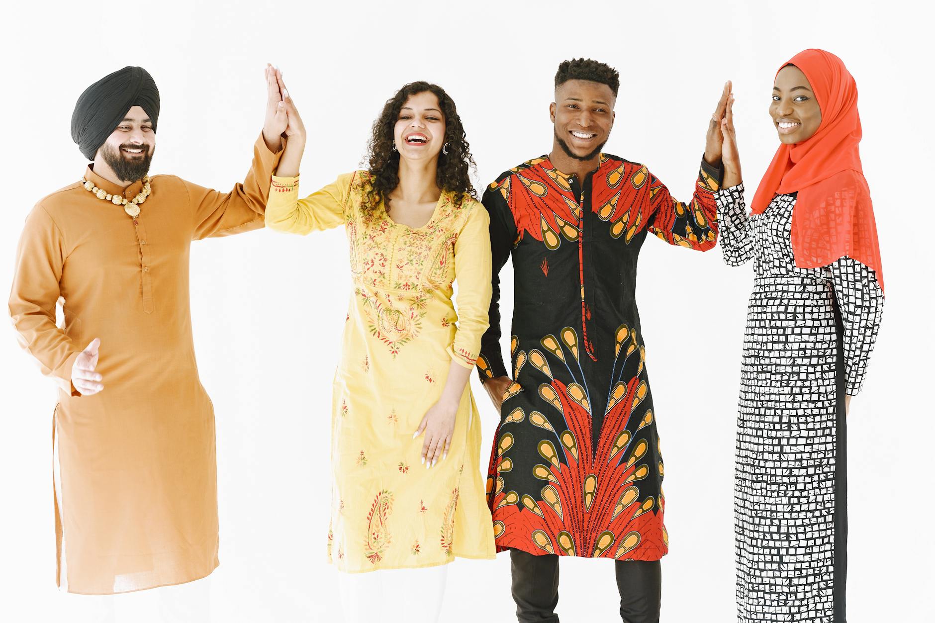 Farklı kültürlerden insanların yerel geleneklere saygı göstererek uyum içinde bir arada bulunduğu, toplumsal barışı ve kültürel etkileşimi simgeleyen görsel.