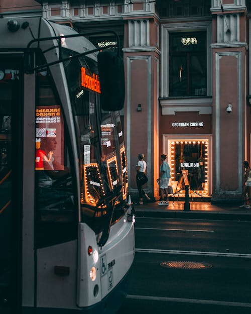 Immagine gratuita di autobus, strada, tiro verticale