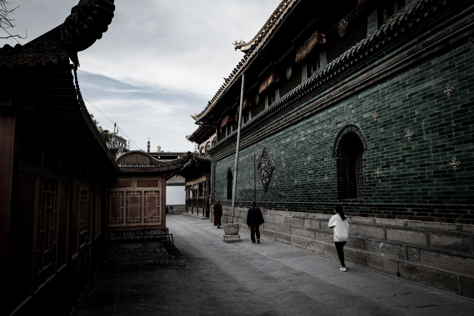 上環寺廟與街角神位散步路線:香港旅遊中的在地文化與禮儀指南 上環街景與廟宇