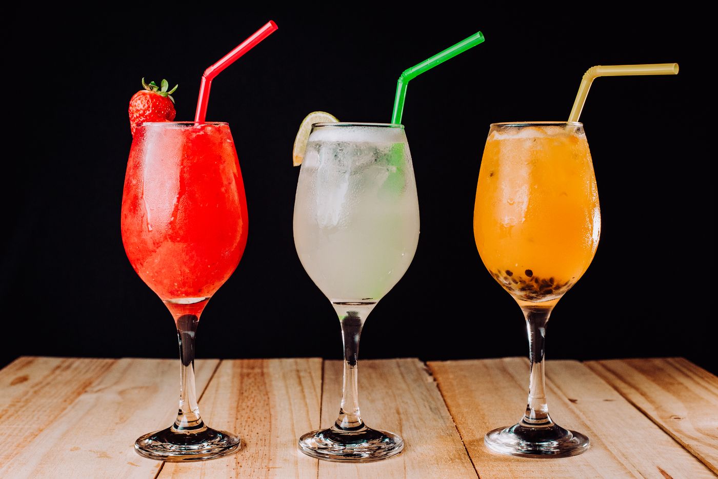 Kleurrijke cocktails met rood fruit