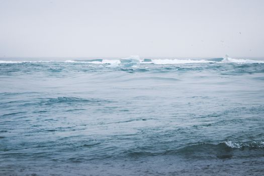 宁静的海景、冰山和温柔的海浪，唤起了平静的感觉