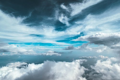 上に巻雲、下に積雲がある曇り空