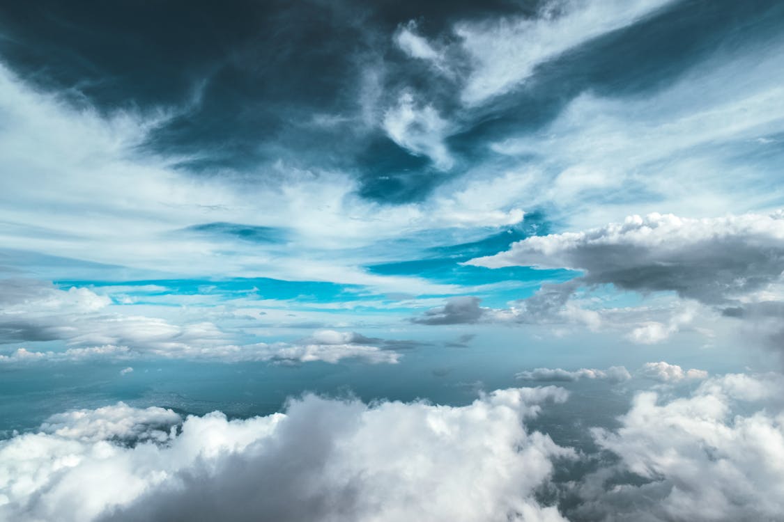 Bezpłatne Zachmurzone Niebo Z Cirrusem Na Górze I Cumulusem Poniżej Zdjęcie z galerii
