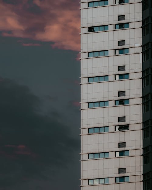 beton, bina, bulutlu gökyüzü içeren Ücretsiz stok fotoğraf