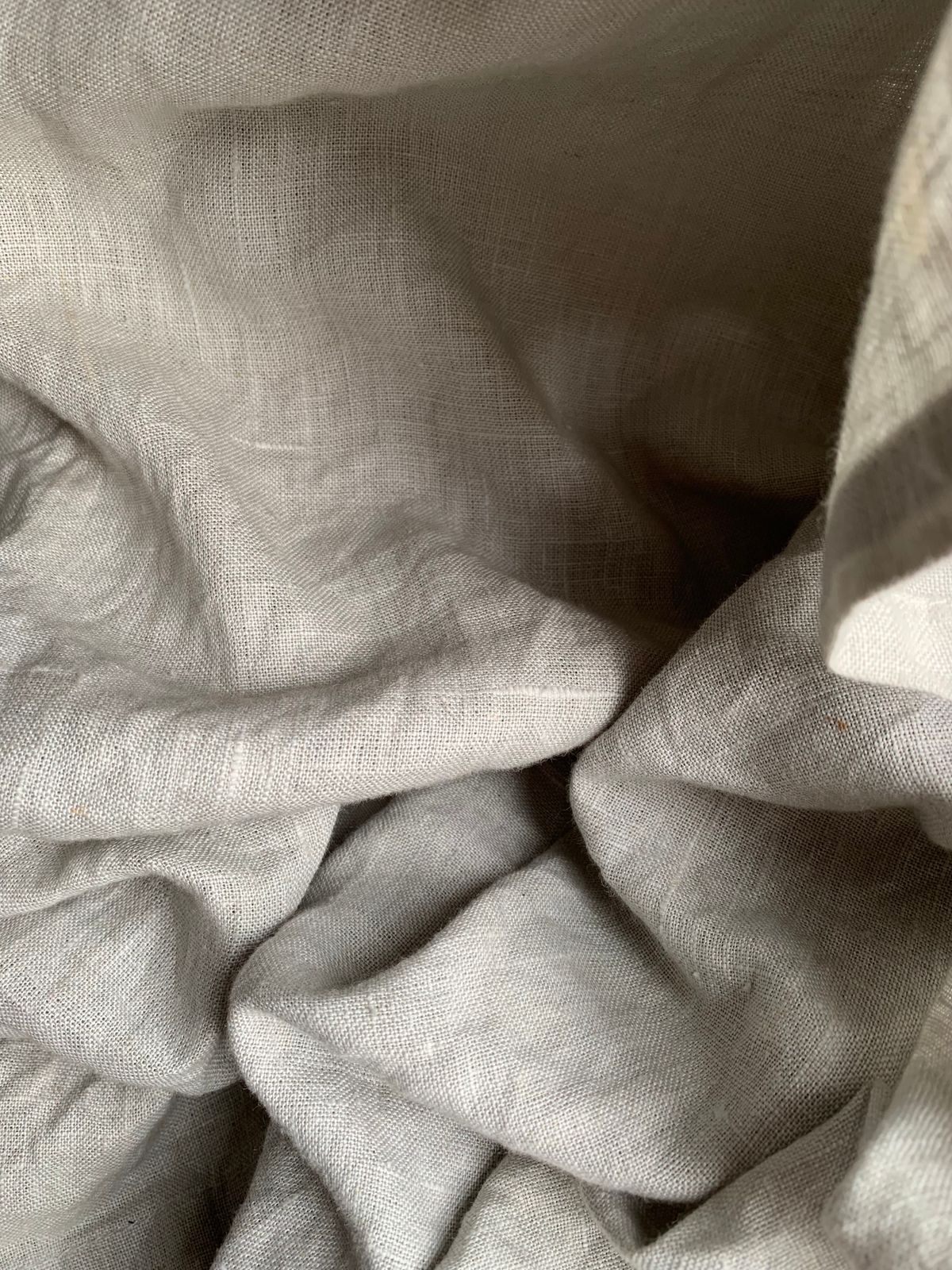 Tissu en lin naturel, texture et plis caractéristiques