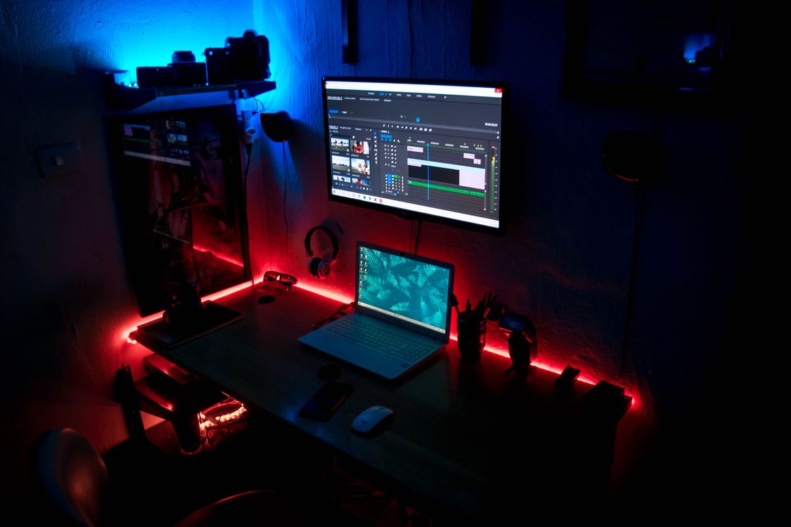 Ambiente de trabalho com iluminação colorida distribuída pelas paredes e ao redor dos equipamentos