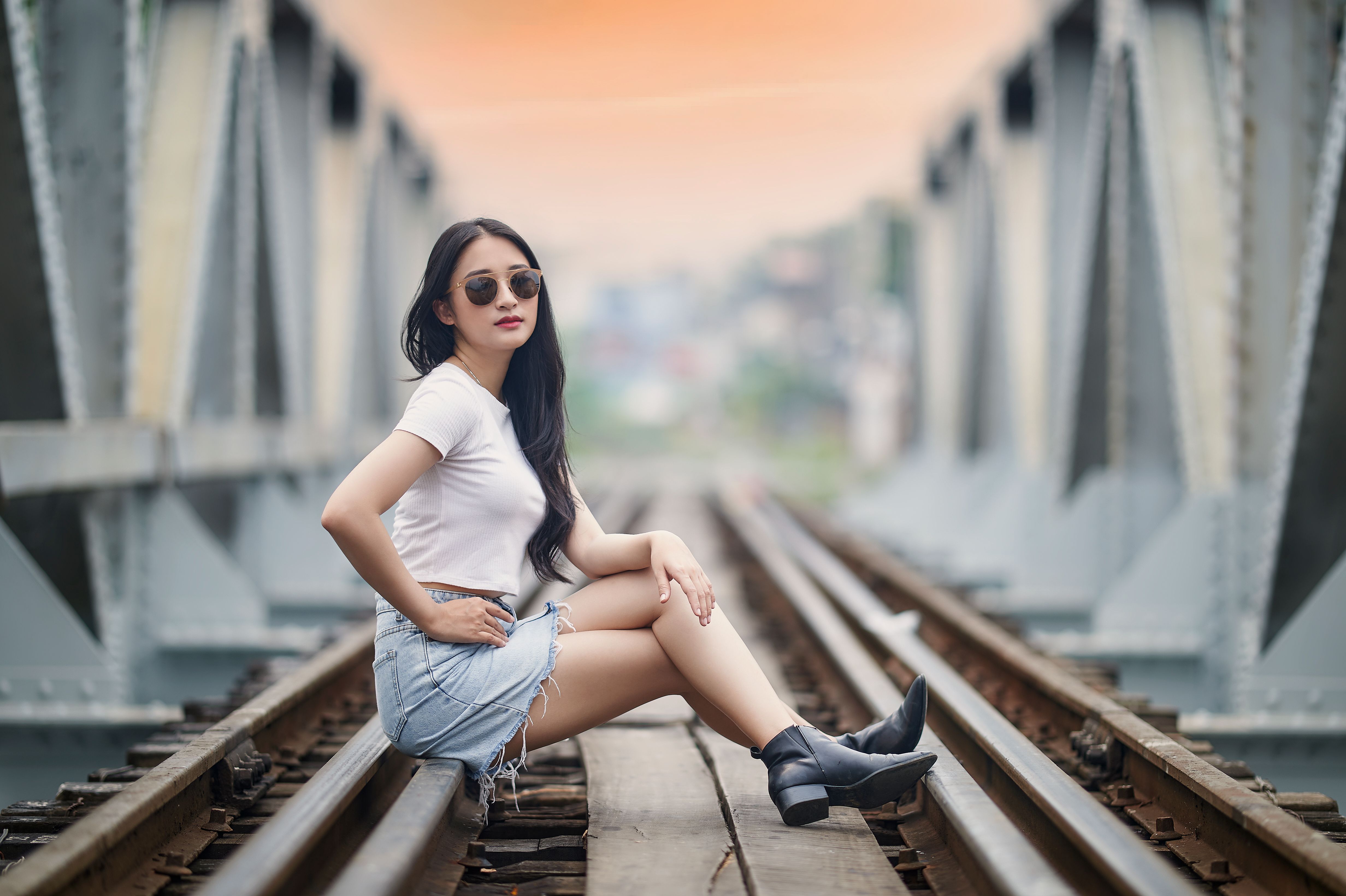 女子於鐵道橋上自信擺姿,象徵打臉算命走出自己路