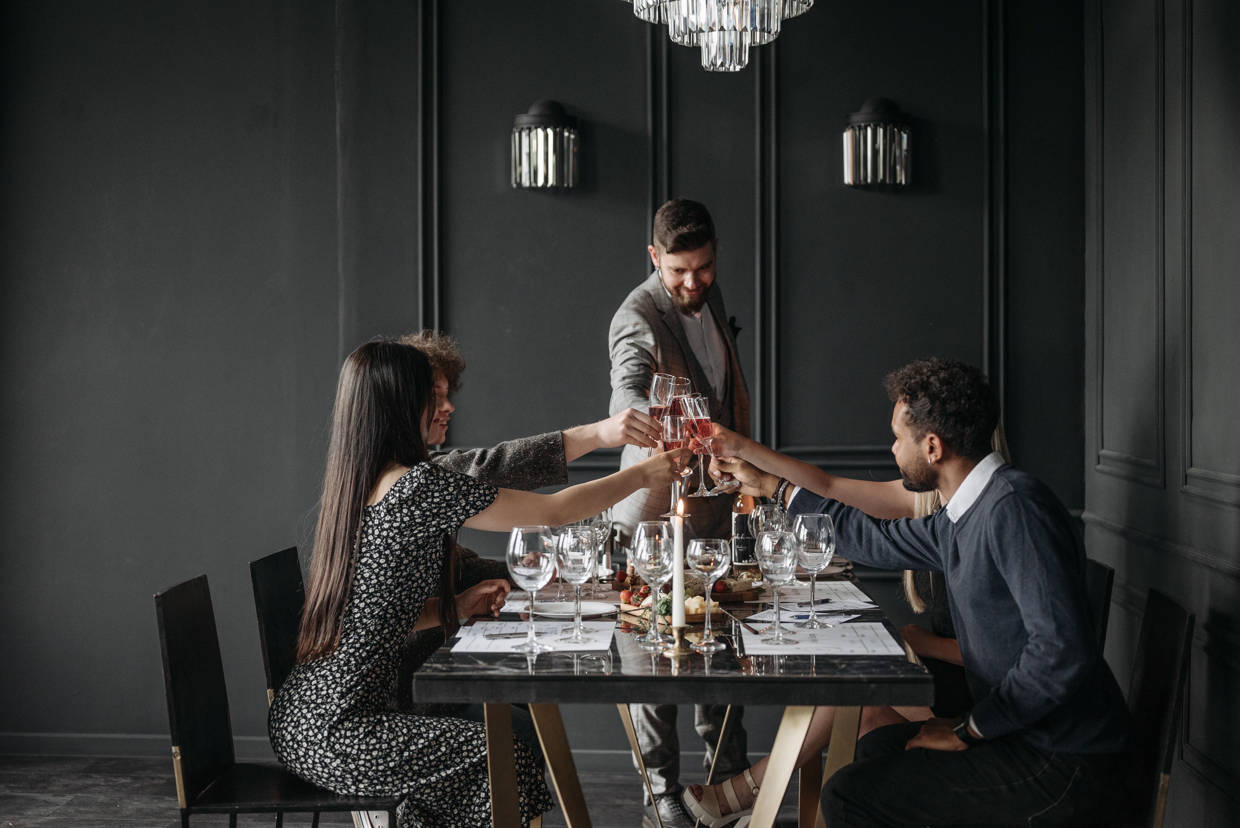 Gemeinsam statt einsam: Wie Gruppenreservierungen und Date-Nights 2026 zum Umsatztreiber werden
